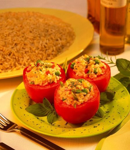 Tomate recheado com risoto integral