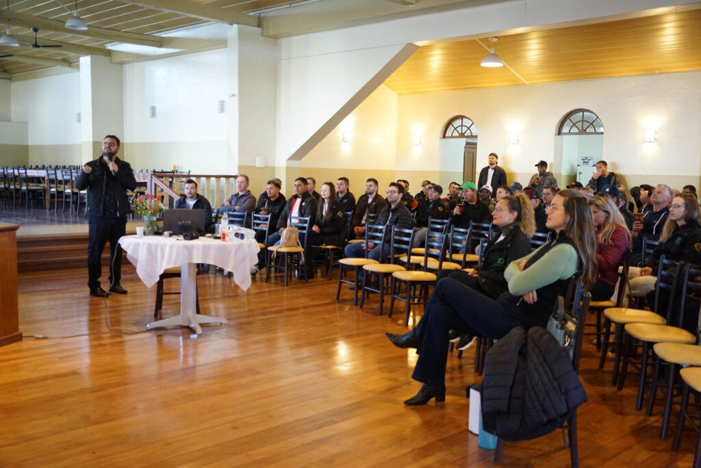 Palestra Psicólogo Diógenes Chaves