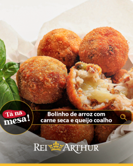 Bolinho de arroz com carne seca e queijo coalho.